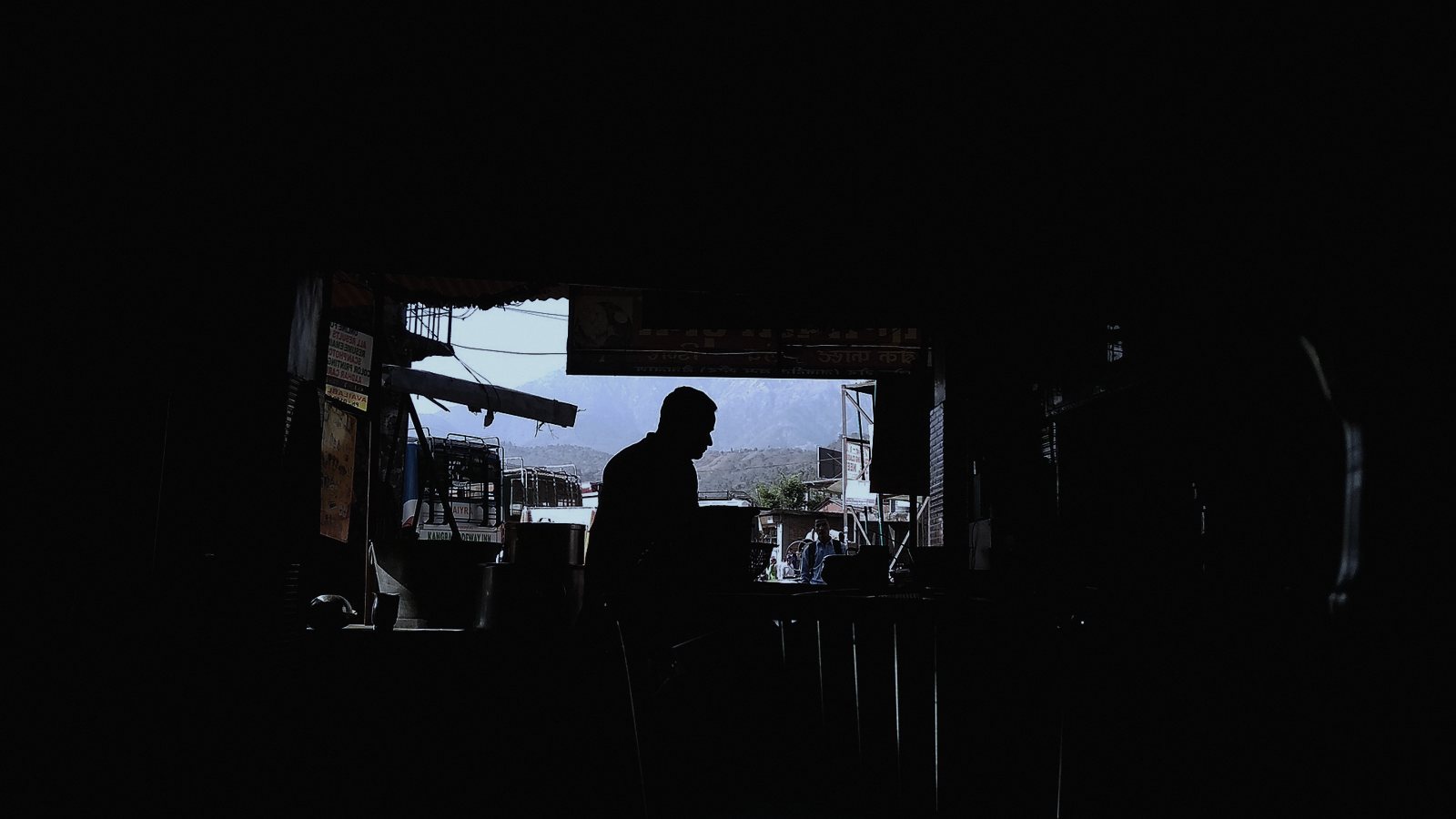 चित्रकूट-बांदा हाईवे पर काल्पनिक ढाबा, क्योंकि रात-भर चलने वाले ट्रक ढाबों की जली राख और बचा खाना असली इलाकों में आम टेक्स्चर है।