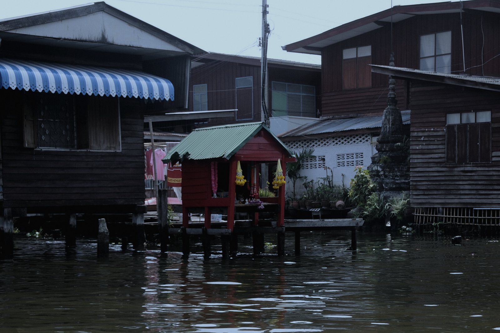 เรื่องนี้ตั้งอยู่ริมคลองในเขตอยุธยา สถานที่ของวัฒนธรรมก๋วยเตี๋ยวเรือและความเชื่อเรื่องหนี้กรรมของหญิงที่ตายจากไปพร้อมความรอคอย