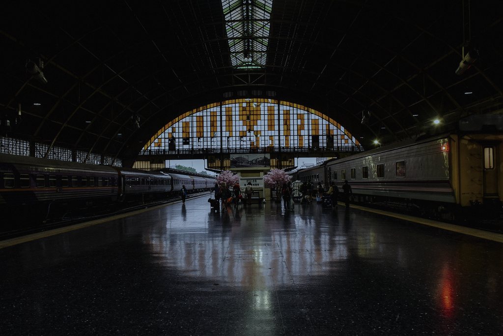 สถานีรถไฟปลายทางเก่าย่านหัวลำโพงในยุคก่อนปรับปรุง เลือกเพราะเป็นจุดที่ขบวนสุดท้ายของวันจอดพักจริง และเคยมีแรงงานซ่อมรางเป็นคนต่างถิ่นไร้ญาติทำงานอยู่จริงในประวัติศาสตร์การรถไฟไทย